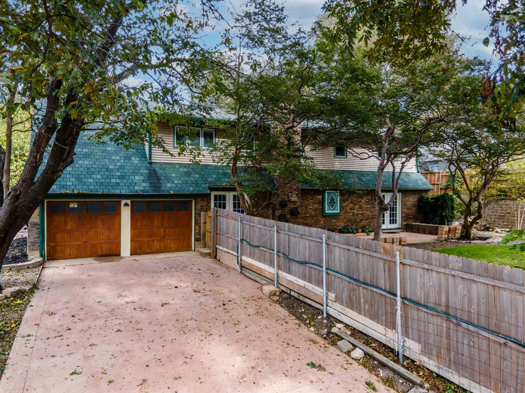 207 Summit Ridge Drive Rockwall, TX 75087 - Photo 26 of 28 a front view of a house with wooden fence