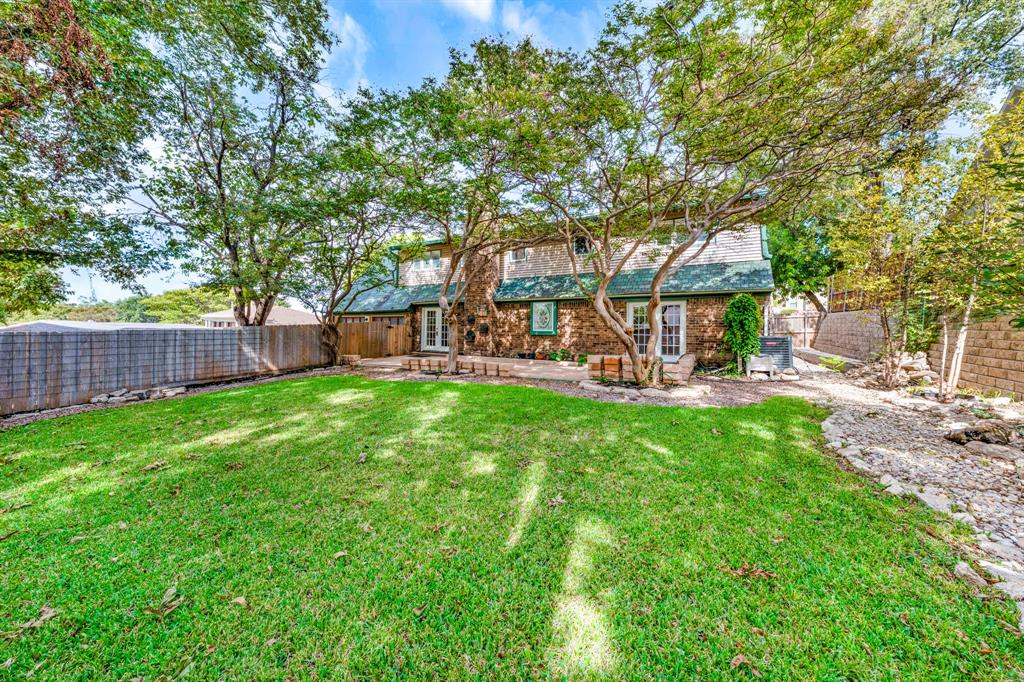 207 Summit Ridge Drive Rockwall, TX 75087 - Photo 4 of 28 a view of a yard with a table and chairs
