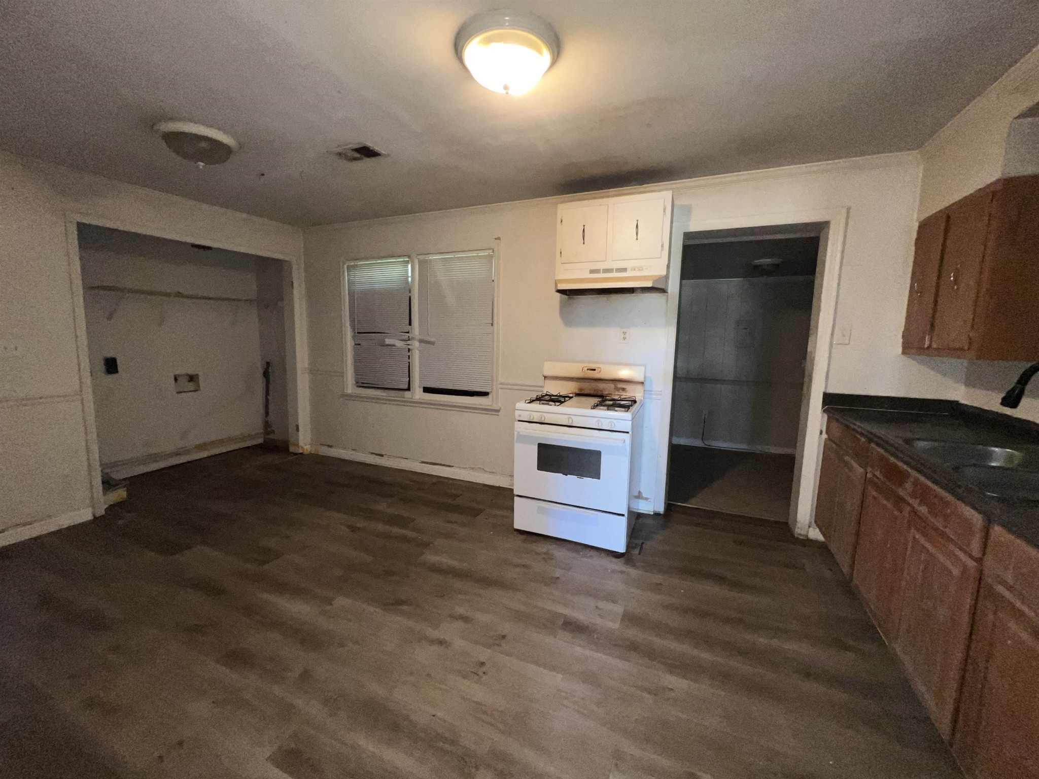 4594 Sea Isle Road Memphis, TN 38117 - Photo 3 of 10 Gallery Image 3