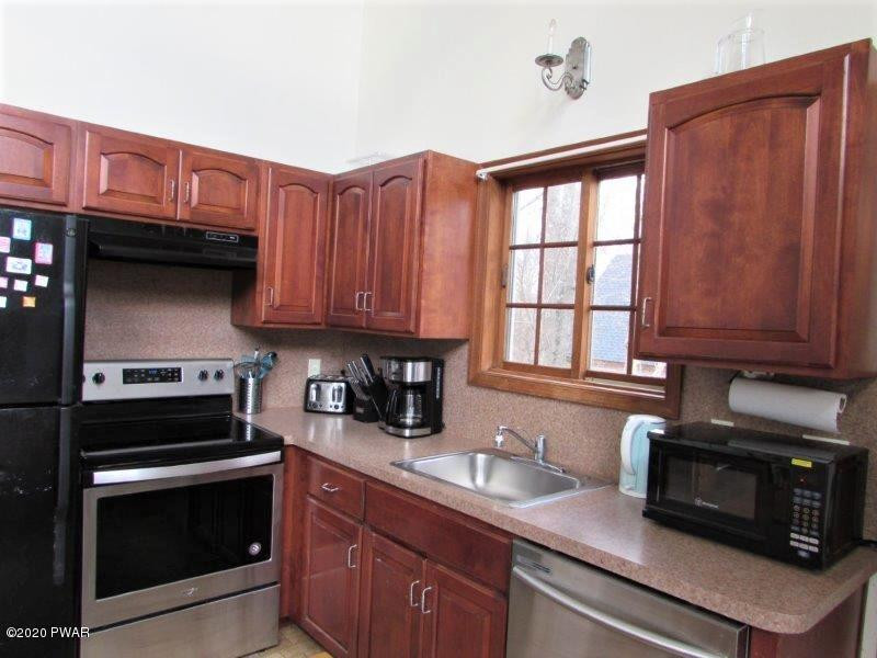137 Roundhill Road Dingmans Ferry, PA 18328 - Photo 5 of 31