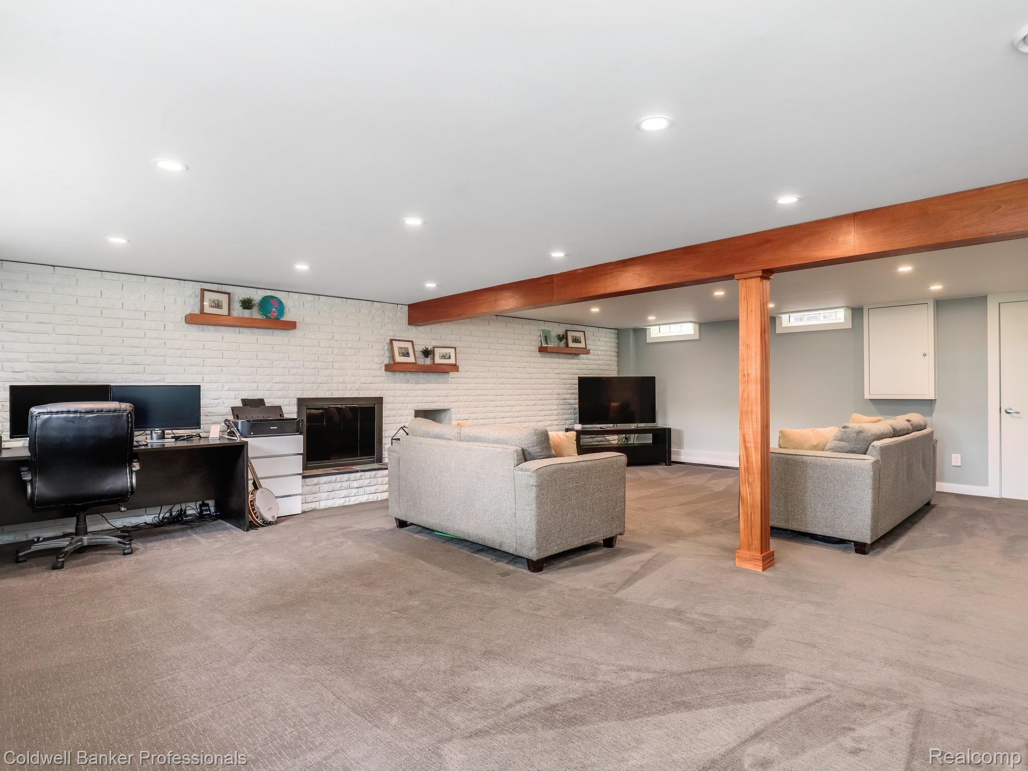 304 West Webster Road Royal Oak, MI 48073 - Photo 22 of 35 23- Show stopping wood beam.jpg