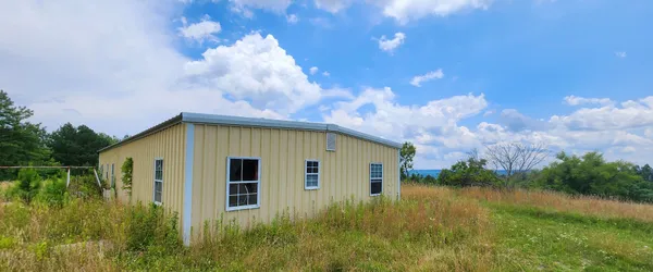 a view of a house with backyard