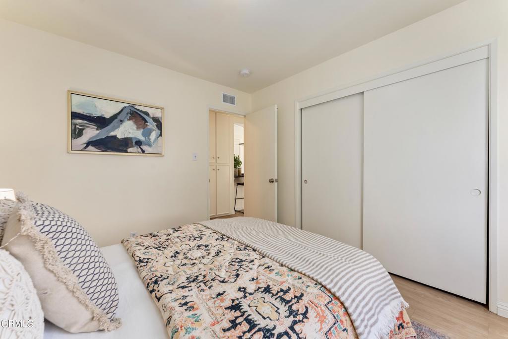5436 McCulloch Avenue, Unit F Temple City, CA 91780 - Photo 24 of 33 a bedroom with a bed and a painting on the wall