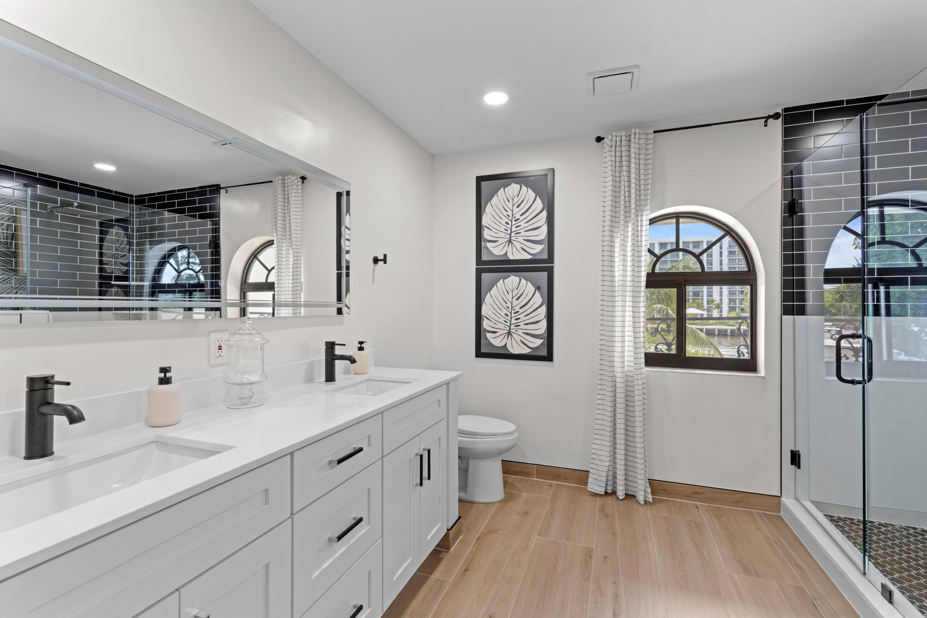 5552 North Ocean Boulevard, Unit 1A Ocean Ridge, FL 33435 - Photo 19 of 40 Primary Suite