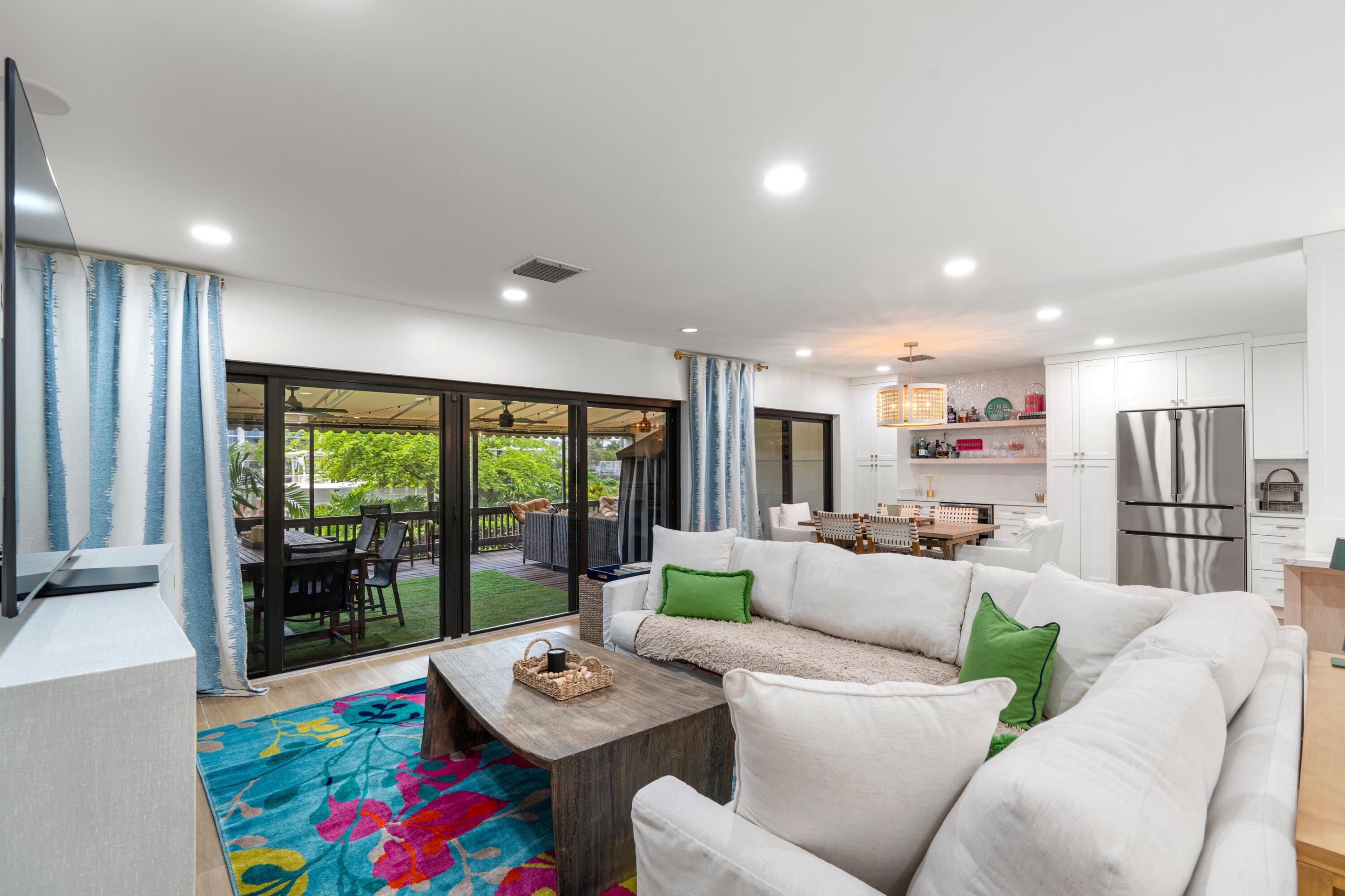 5552 North Ocean Boulevard, Unit 1A Ocean Ridge, FL 33435 - Photo 4 of 40 Living Room