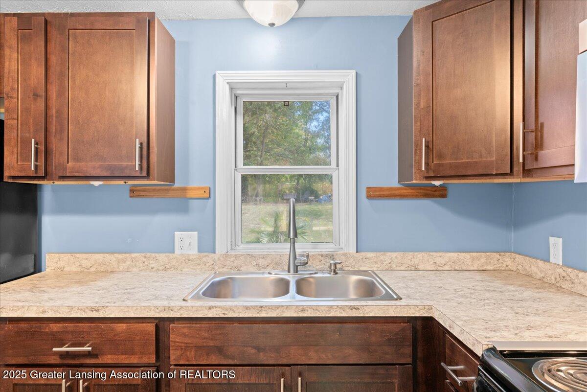 2360 Gilbert Road Lansing, MI 48911 - Photo 8 of 36 15-Media Jett - 21
