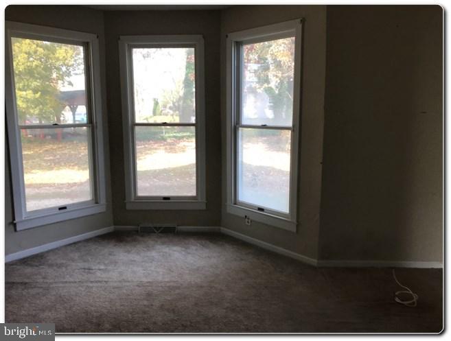 2128 South Main Road Vineland, NJ 08360 - Photo 2 of 9 Living Room