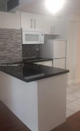 $2,000 | 999 Brickell Bay Drive, Unit 1009, Miami, FL 33131