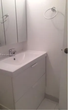 $2,000 | 999 Brickell Bay Drive, Unit 1009, Miami, FL 33131