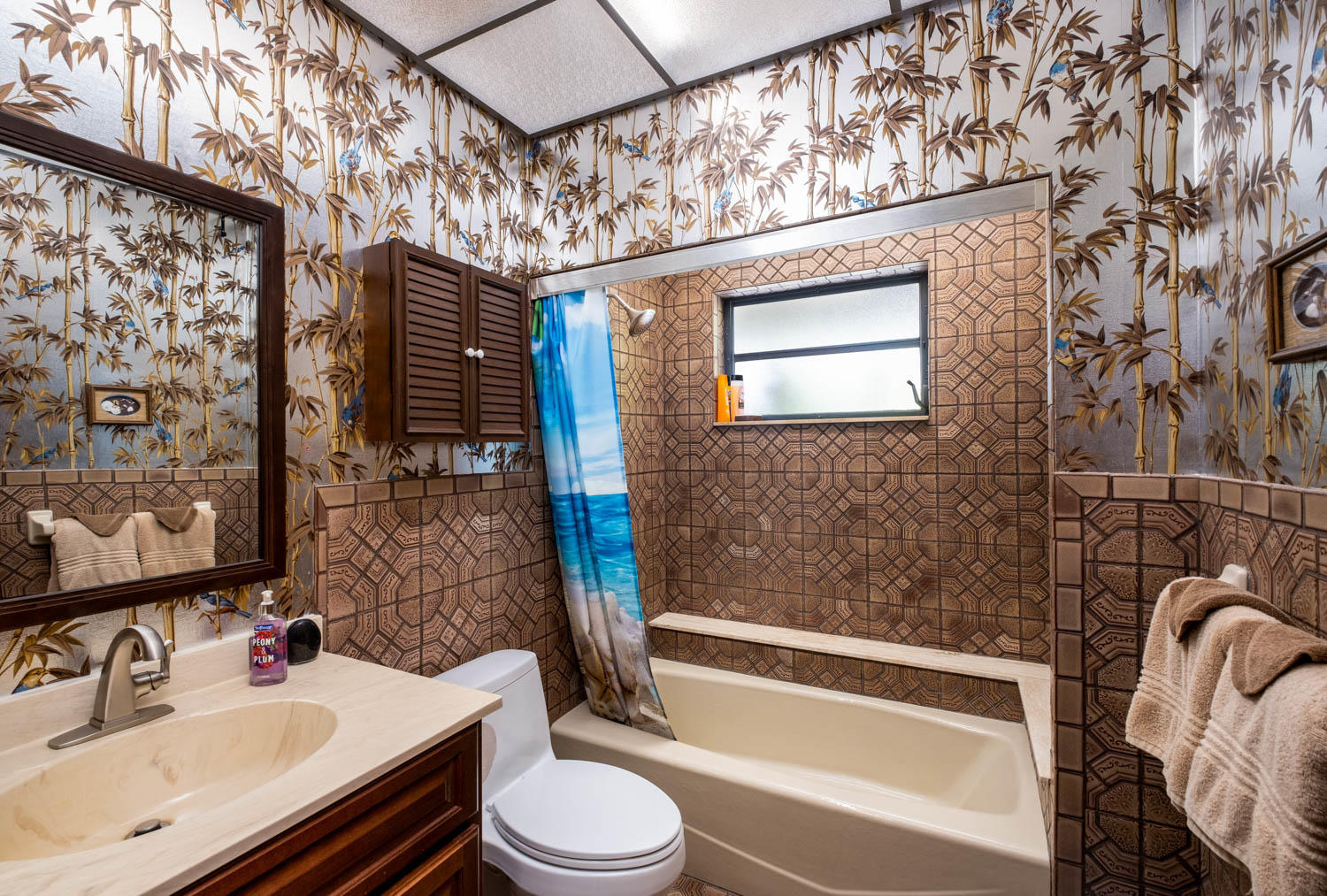 205 Sunset Boulevard Key Largo, FL 33037 - Photo 21 of 42 a bathroom with a sink a toilet and bathtub