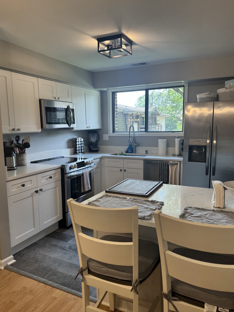 310 Greenbriar Road, Unit 2B Glen Ellyn, IL 60137 - Photo 2 of 22 Gallery Image 2