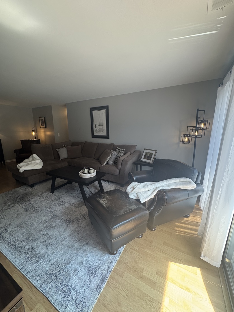 310 Greenbriar Road, Unit 2B Glen Ellyn, IL 60137 - Photo 8 of 22 Gallery Image 8