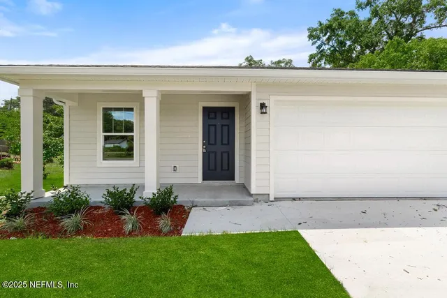 front view of house with a yard