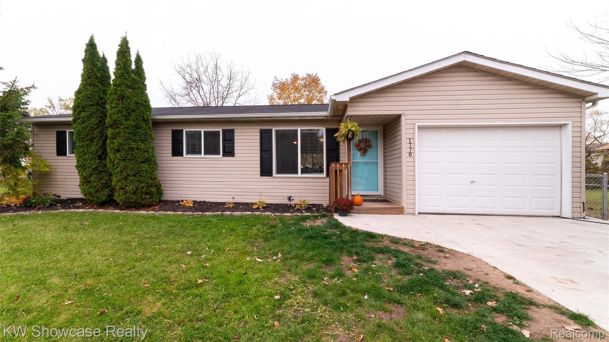 1770 Henbert Road West Bloomfield, MI 48324 - Photo 1 of 22 DSC09424.jpg