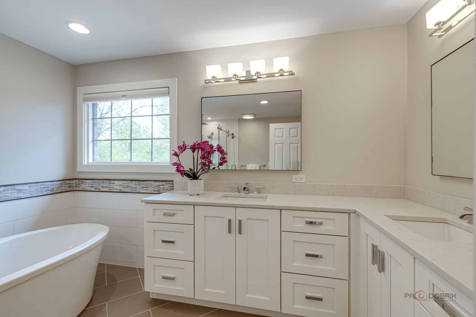 319 North County Line Road Hinsdale, IL 60521 - Photo 27 of 45 a bathroom with a sink a large mirror and a bathtub with shower