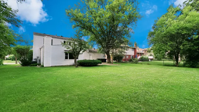 a view of a house with backyard