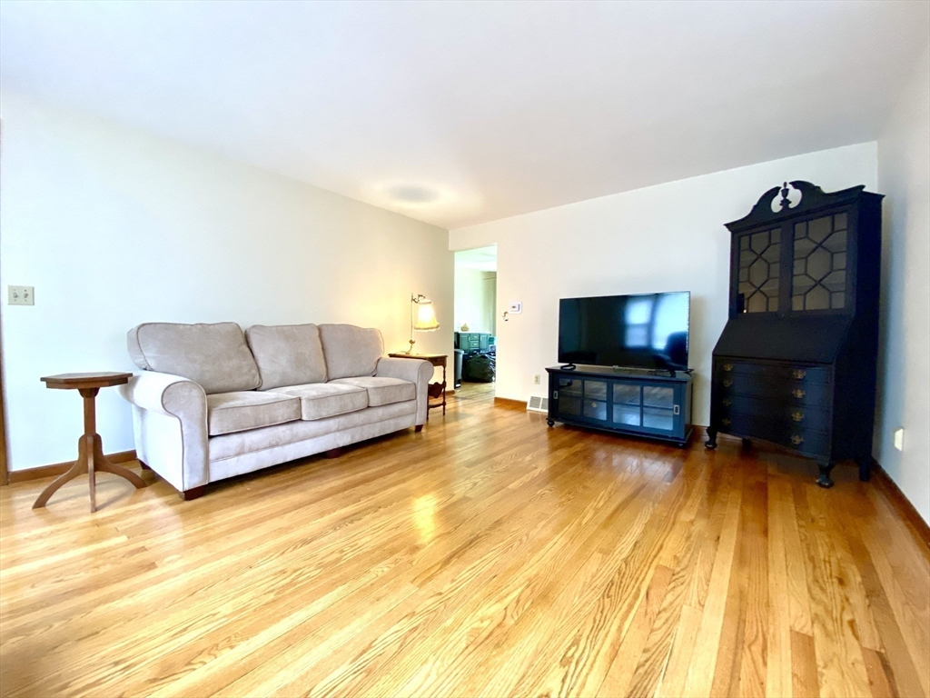 302 West Allen Ridge Road Springfield, MA 01118 - Photo 8 of 28