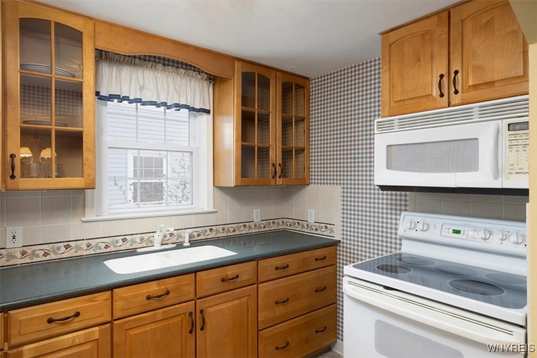 61 Rockne Road Tonawanda, NY 14223 - Photo 7 of 18 Kitchen