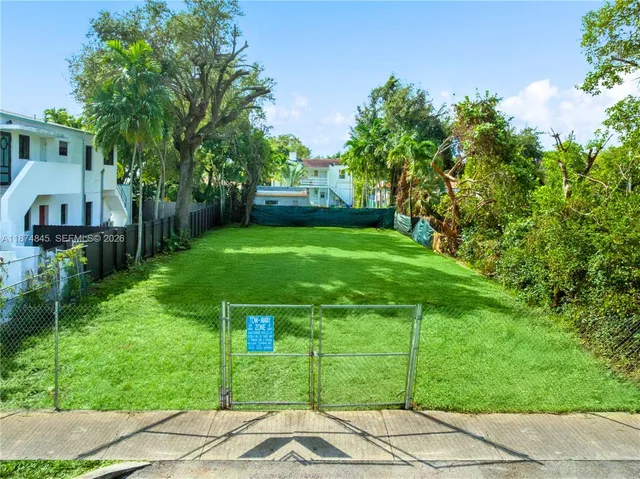 a view of an house with backyard and a garden