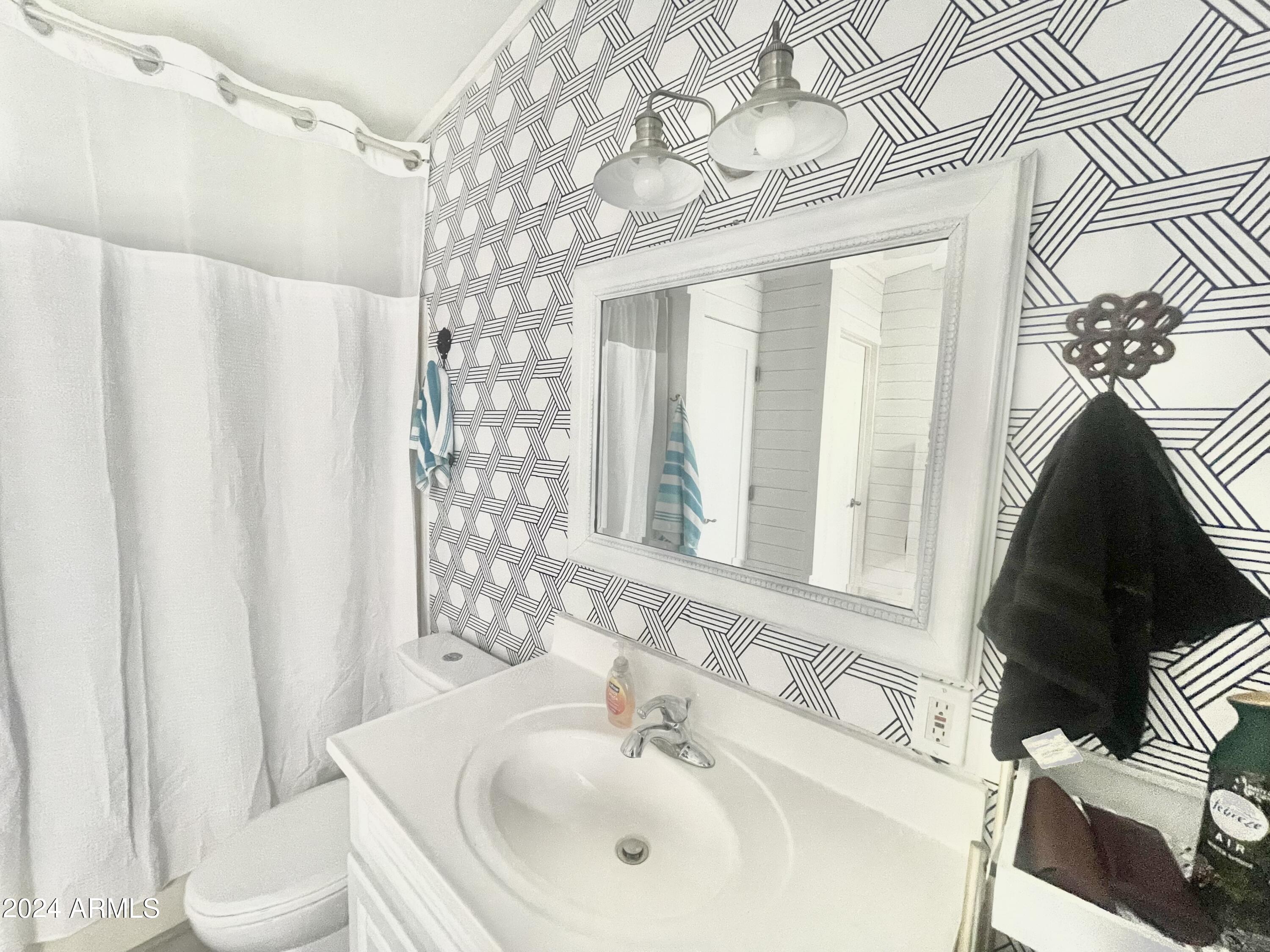 652 South Ellsworth Road, Unit 30 Mesa, AZ 85208 - Photo 15 of 38 PUEBLO30GUESTBATHSIDE