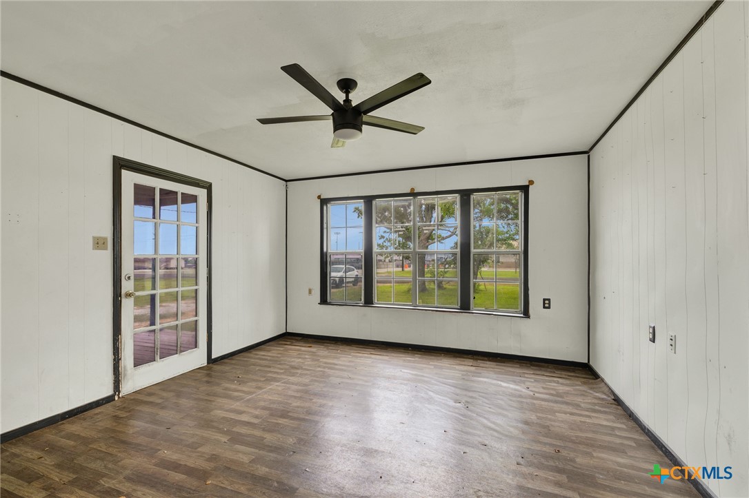 517 South Center Street Marion, TX 78124 - Photo 4 of 21