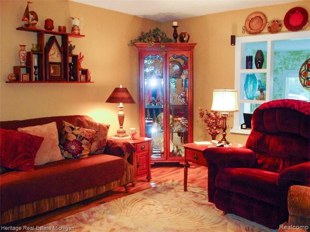 6463 Robb Road Fowlerville, MI 48836 - Photo 27 of 43 Living Room
