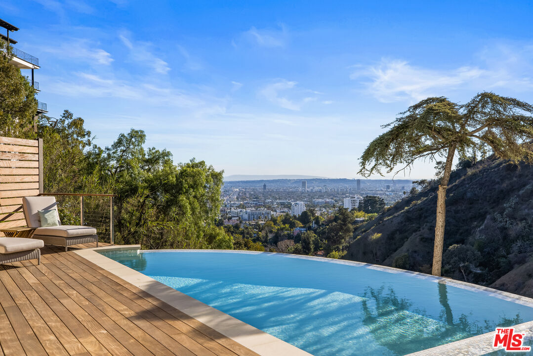 2201 Malaga Road Los Angeles, CA 90068 - Photo 20 of 51 a view of a backyard of the house