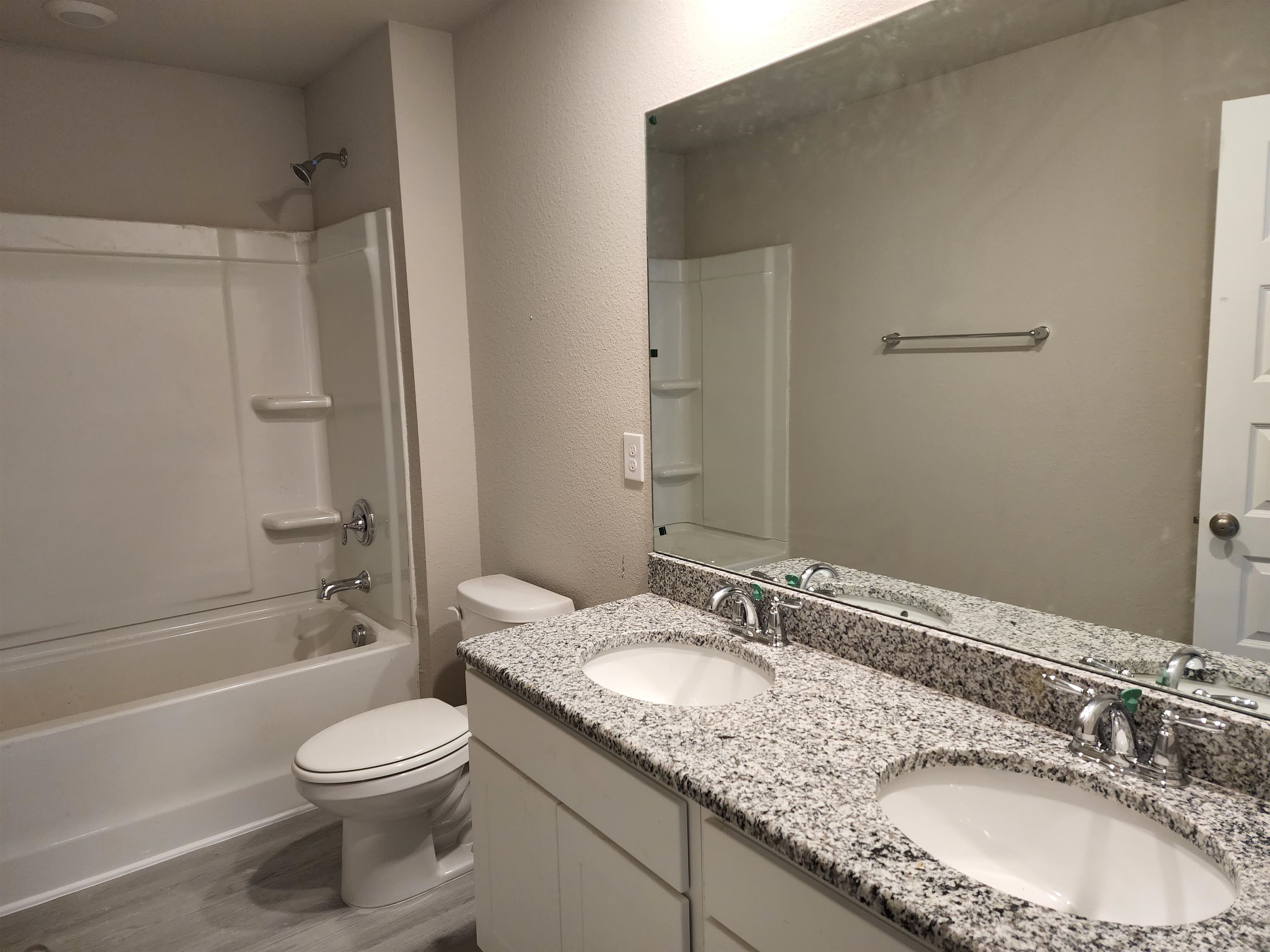 24505 Broken Sound Loop Orange Beach, AL 36561 - Photo 3 of 11 Hall bath