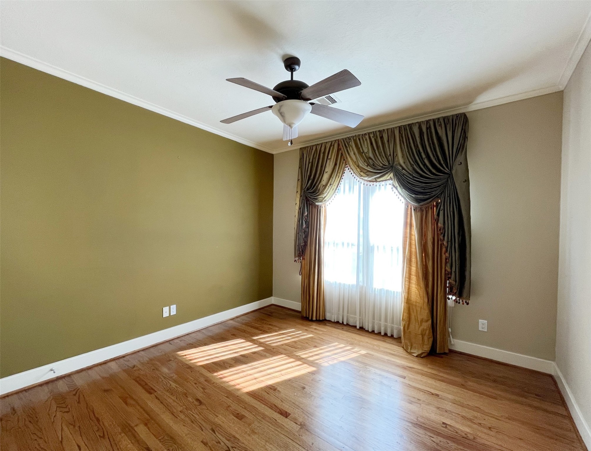 5455 Hidalgo Street Houston, TX 77056 - Photo 18 of 22 a view of entryway and hall with wooden floor