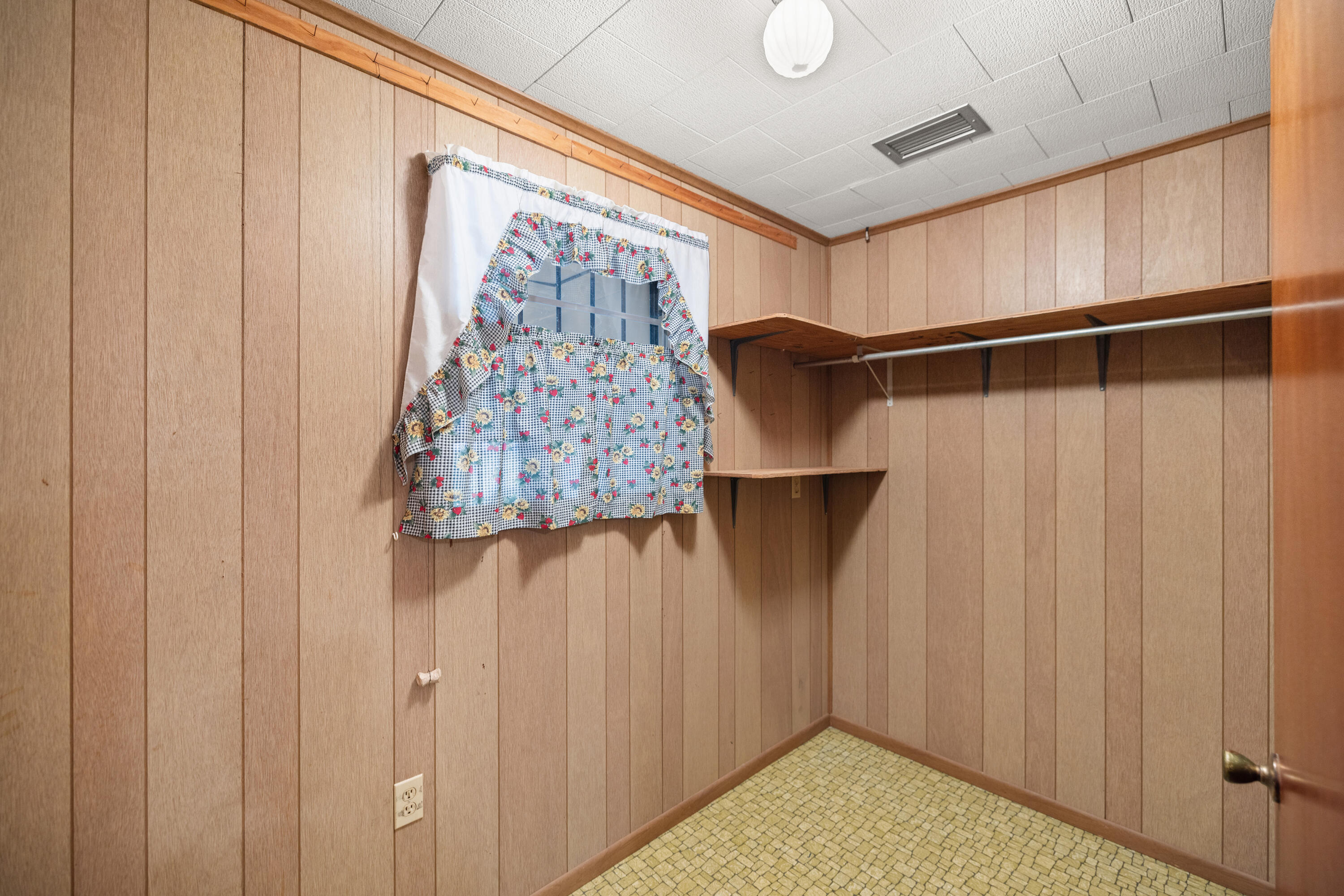 1287 Adams Road DeFuniak Springs, FL 32433 - Photo 8 of 67 a view of walk in closet