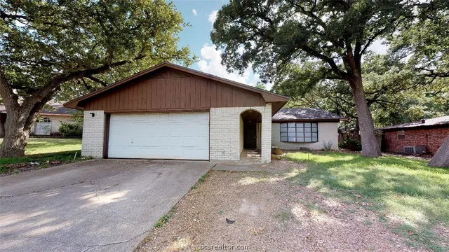 $2,200 | 1418 Magnolia Drive, College Station, TX 77840