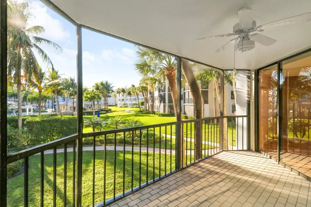 $440,000 | 122 Bay Colony Drive North, Juno Beach, FL 33408