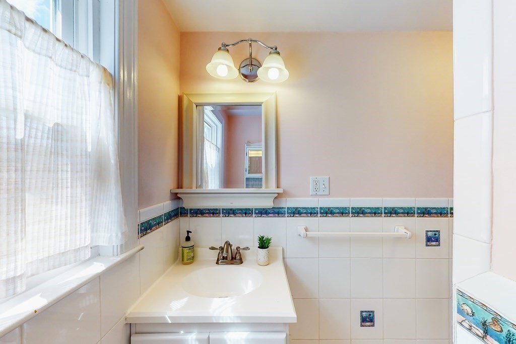 343 South Street Reading, MA 01867 - Photo 14 of 36