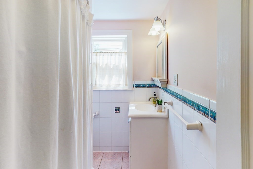 343 South Street Reading, MA 01867 - Photo 15 of 36