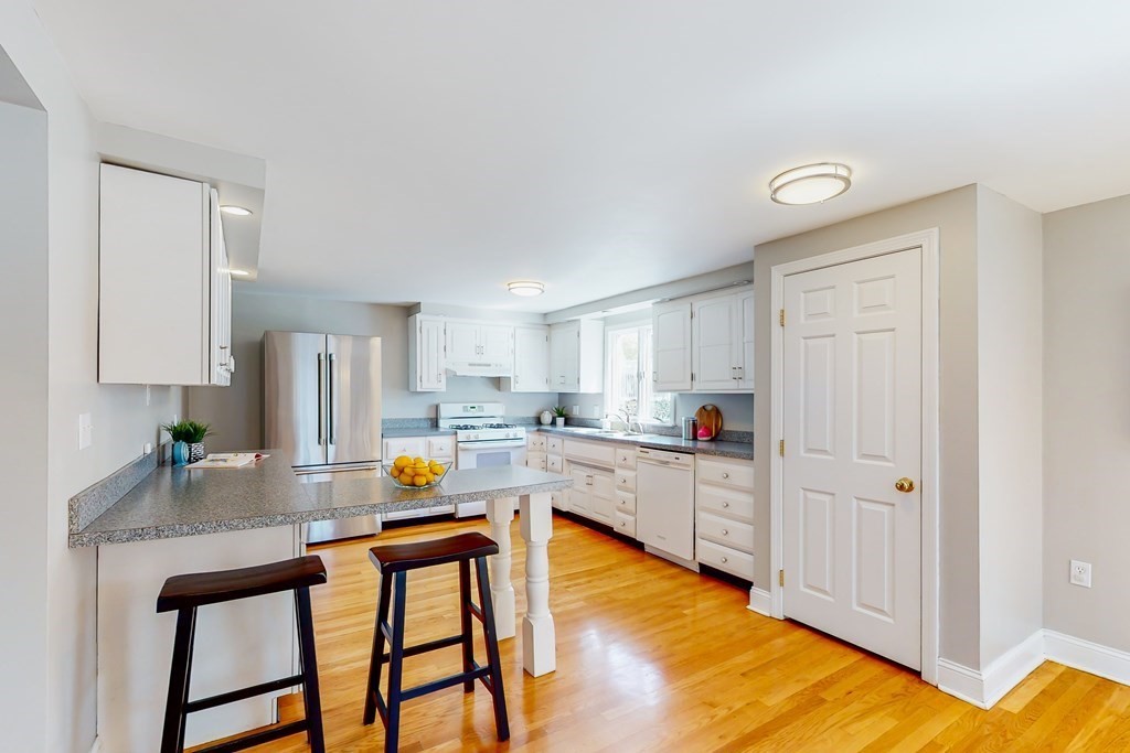 343 South Street Reading, MA 01867 - Photo 6 of 36