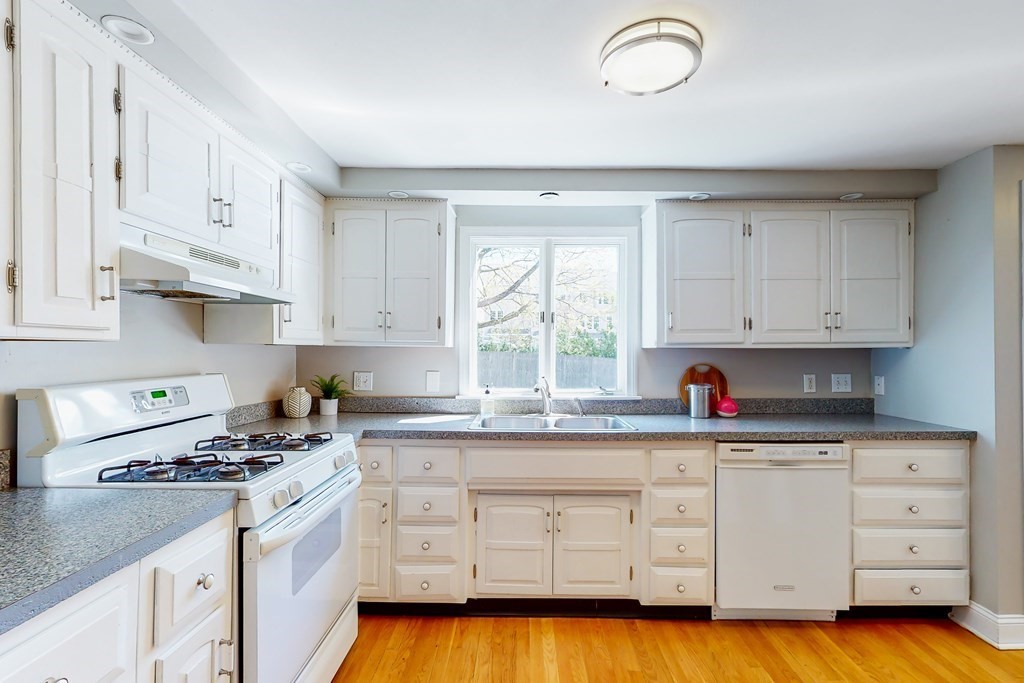 343 South Street Reading, MA 01867 - Photo 7 of 36