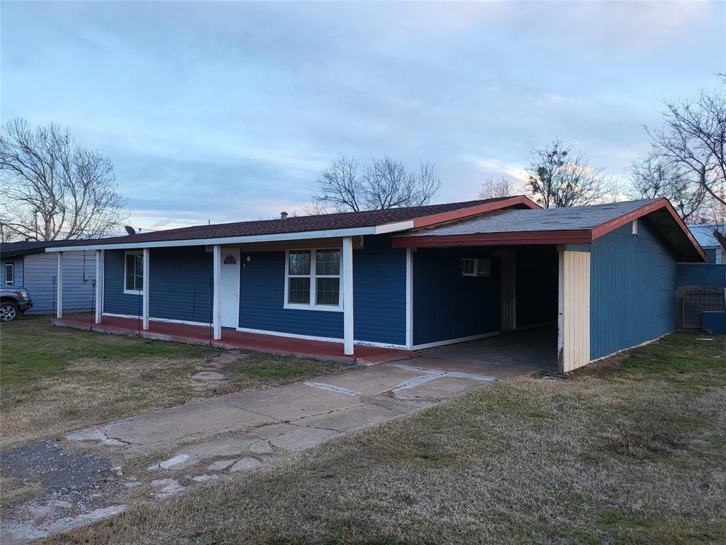 a view of a house with a yard and garage
