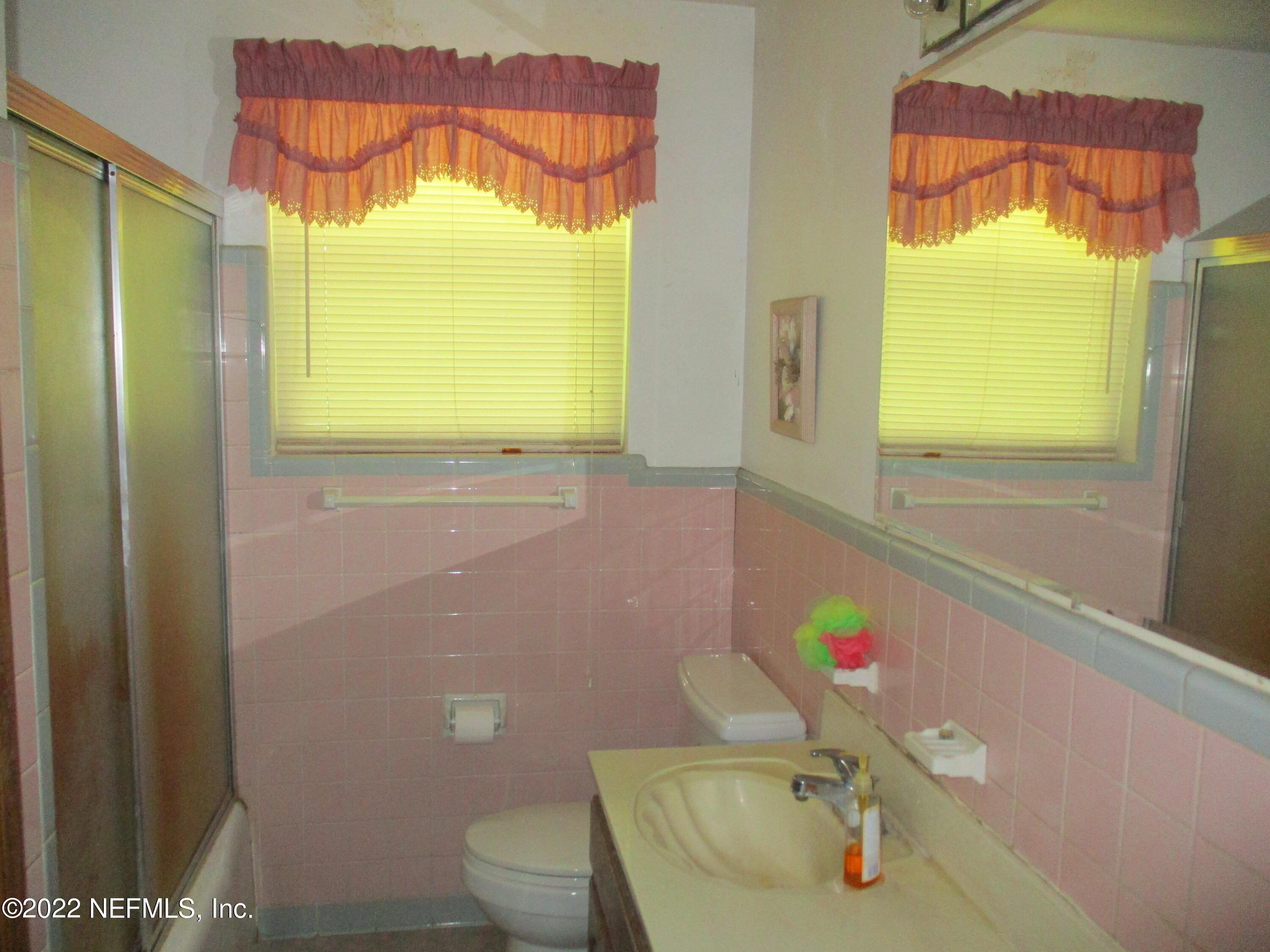 542152 Lem Turner Road Callahan, FL 32011 - Photo 15 of 29 a bathroom with a sink and a bathtub