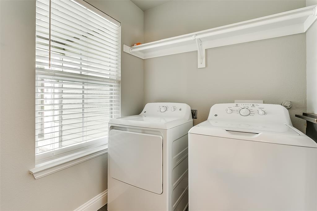 3816 Sheraton Road Denton, TX 76209 - Photo 5 of 40 a utility room with dryer and washer