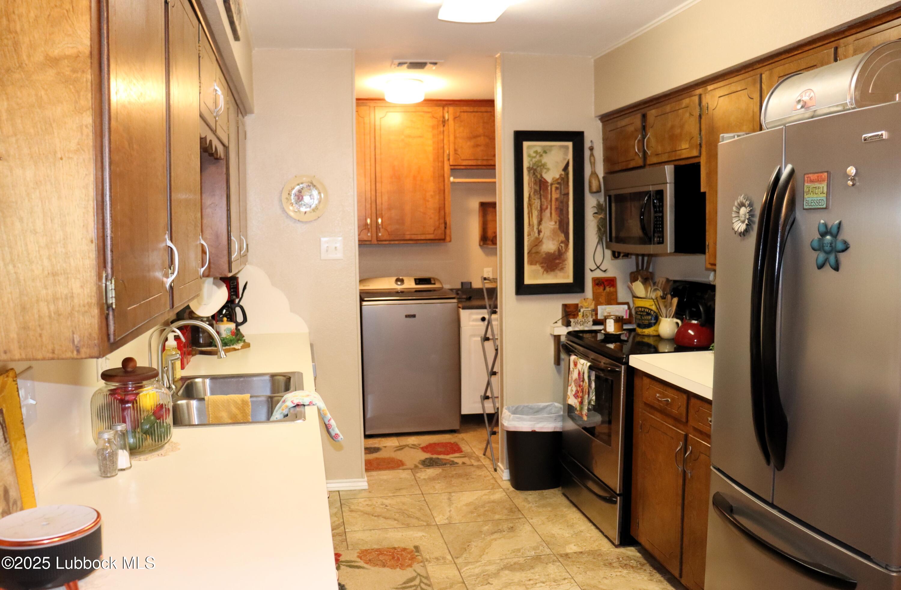 3014 Edgemere Drive, Unit 3 Plainview, TX 79072 - Photo 16 of 27 Kitchen2