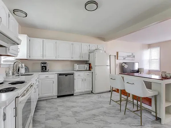 $6,000 | 27 Thames Street, Newport, RI 02840