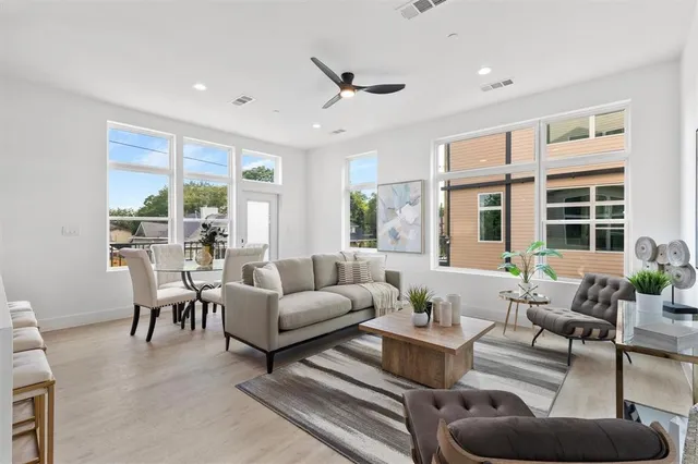 $3,350 | 727 West 10th Street, Unit 103, Dallas, TX 75208