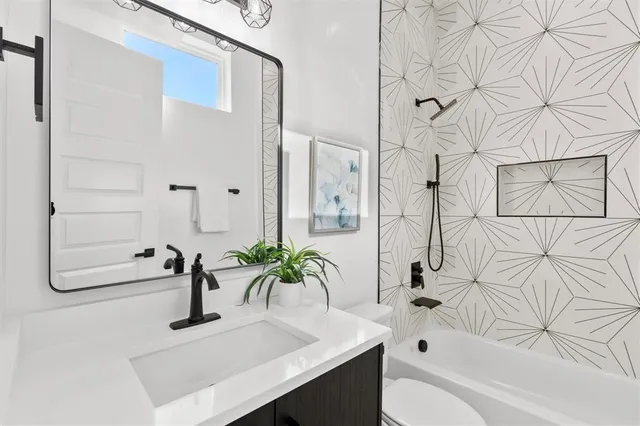 $3,350 | 727 West 10th Street, Unit 103, Dallas, TX 75208