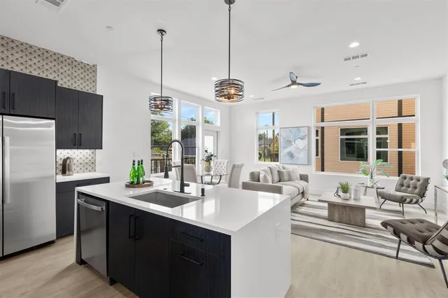 $3,350 | 727 West 10th Street, Unit 103, Dallas, TX 75208