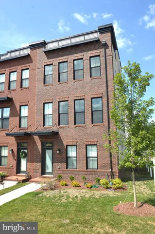 a large brick building that has window in it
