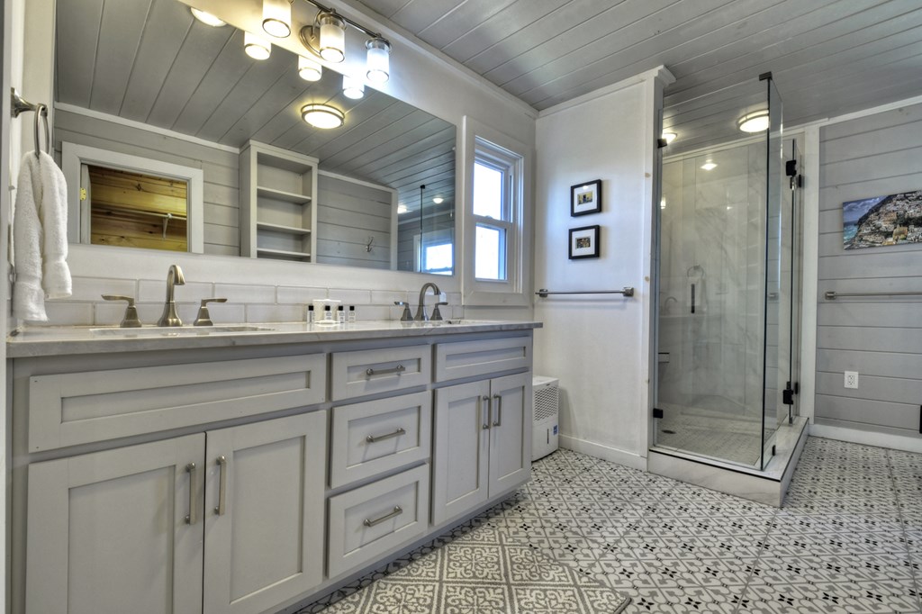 121 Ciderhouse Lane Blue Ridge, GA 30513 - Photo 34 of 69 Master Ensuite Bath