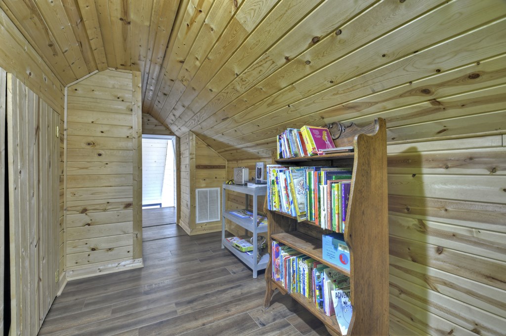 121 Ciderhouse Lane Blue Ridge, GA 30513 - Photo 42 of 69 Hallway in Upper level