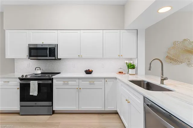 $550,000 | 1960 Willow Bend Circle, Unit 102, Naples, FL 34109