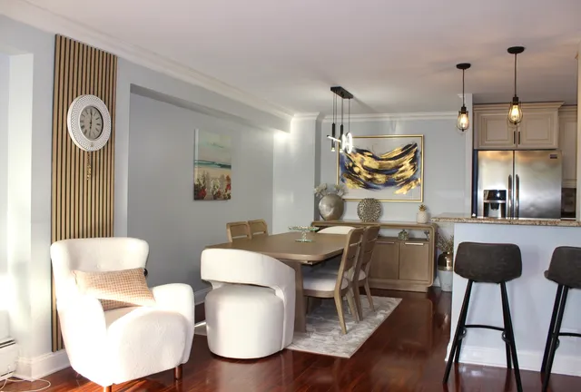 a very nice looking room with many windows