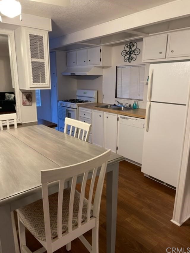 10200 Johnson Road, Unit 44 Phelan, CA 92371 - Photo 8 of 29 a kitchen with kitchen island a stove a sink and a refrigerator